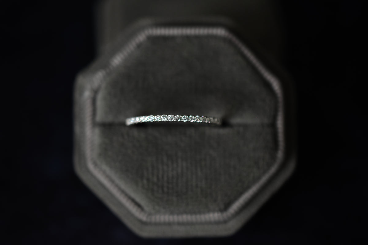 Anillo medio cintillo