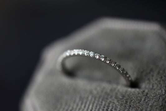 Anillo medio cintillo